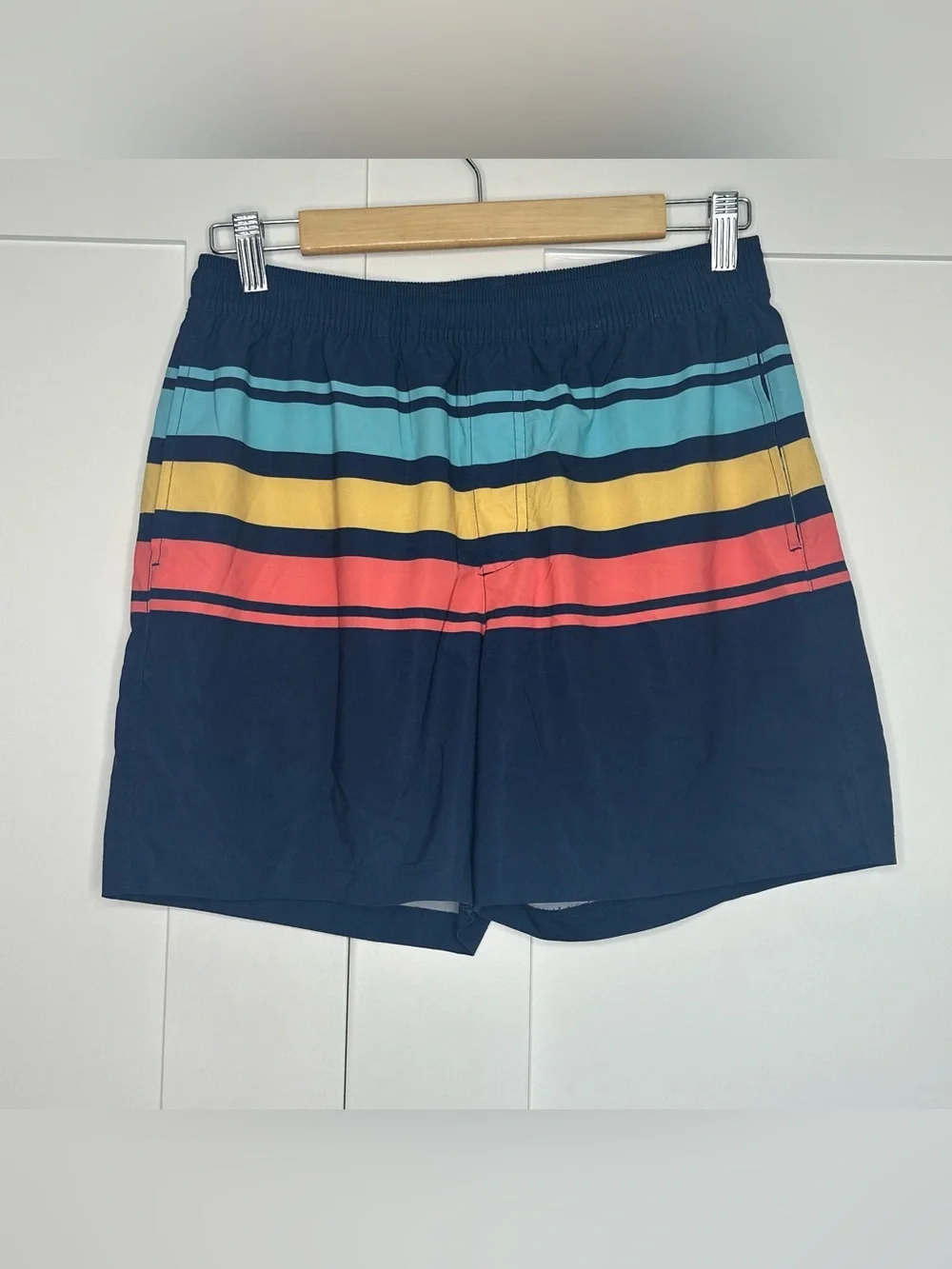 Chubbies Lined Classic Swim Trunk blue striped Medium 5.5” bold colorful shorts